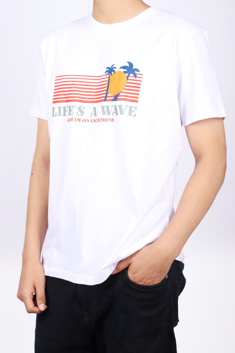 POLO BLANCO DE HOMBRE CON ESTAMPADO LIFE IS A WAVE