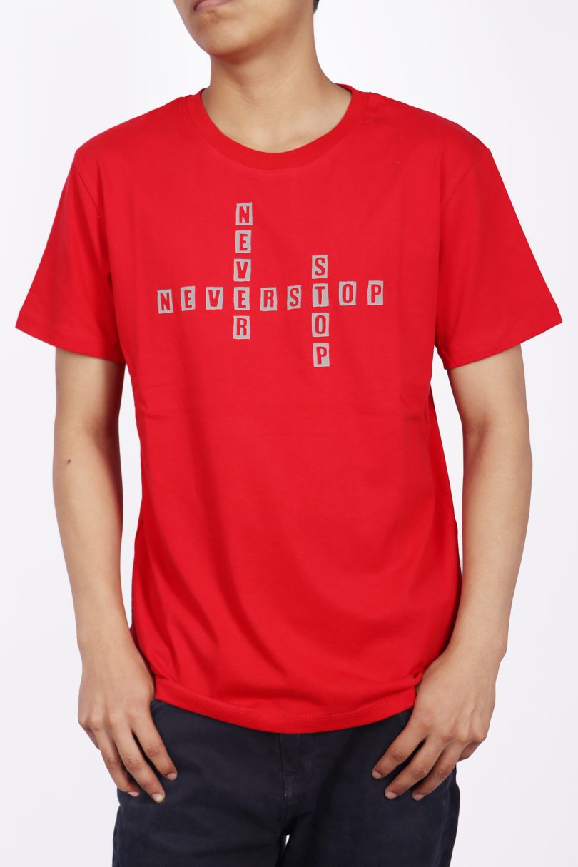 POLO ROJO CON ESTAMPADO DE LETRAS
