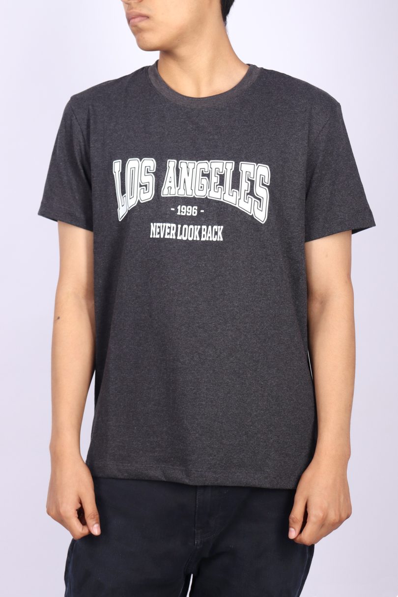 POLO CHARCOAL DE HOMBRE CON ESTAMPADO LOS ANGELES