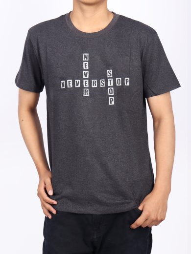 POLO CHARCOAL CON ESTAMPADO DE LETRAS