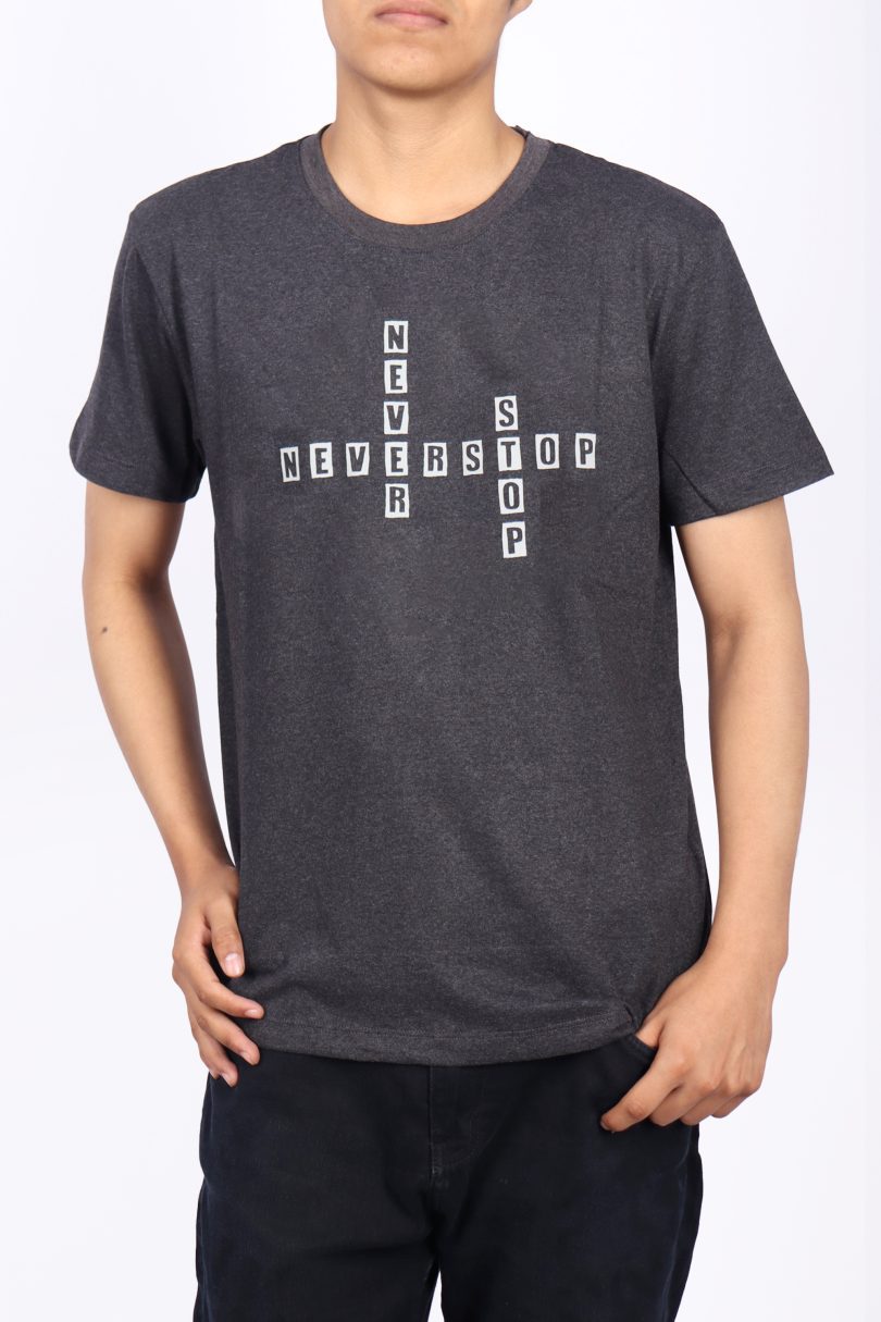POLO CHARCOAL CON ESTAMPADO DE LETRAS