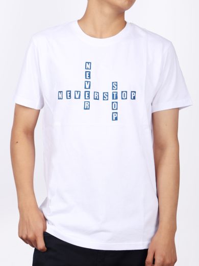 POLO BLANCO CON ESTAMPADO DE LETRAS