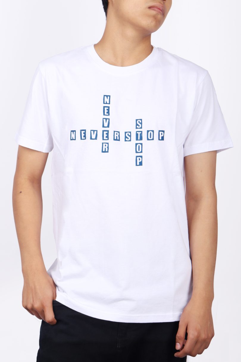 POLO BLANCO CON ESTAMPADO DE LETRAS