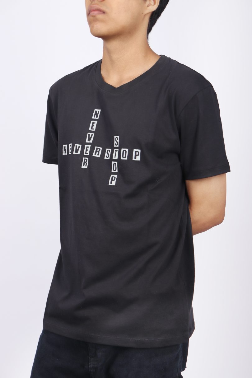 POLO NEGRO CON ESTAMPADO DE LETRAS