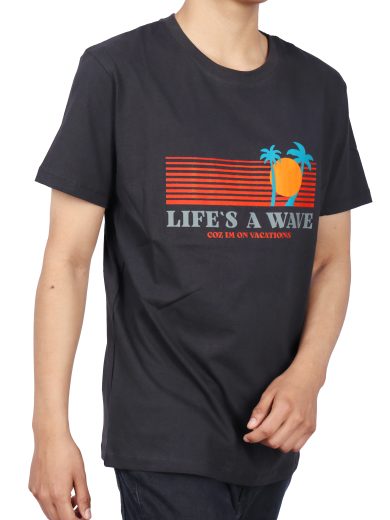 POLO NEGRO DE HOMBRE CON ESTAMPADO LIFE IS A WAVE