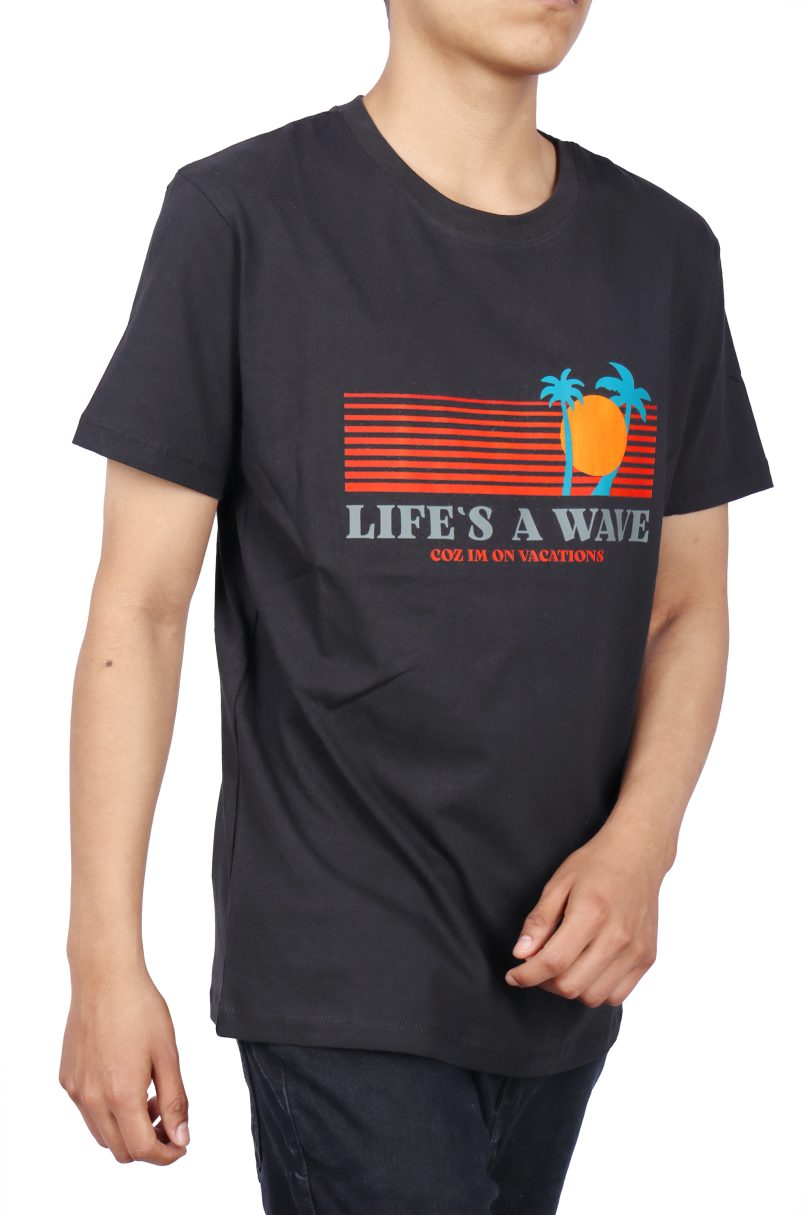 POLO NEGRO DE HOMBRE CON ESTAMPADO LIFE IS A WAVE