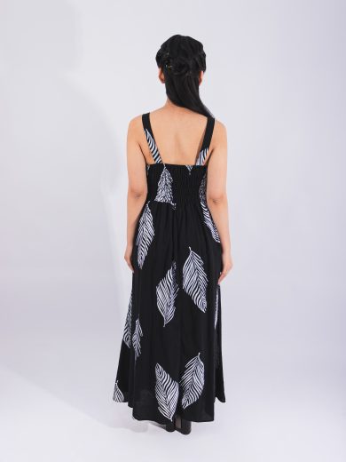 Vestido con detalles de hojas en blanco. Escote en forma de corazón, tirantes gruesos, lazo frontal y abertura en la pierna. Espalda elástica y fruncida garantizando comodidad y ajuste perfecto.