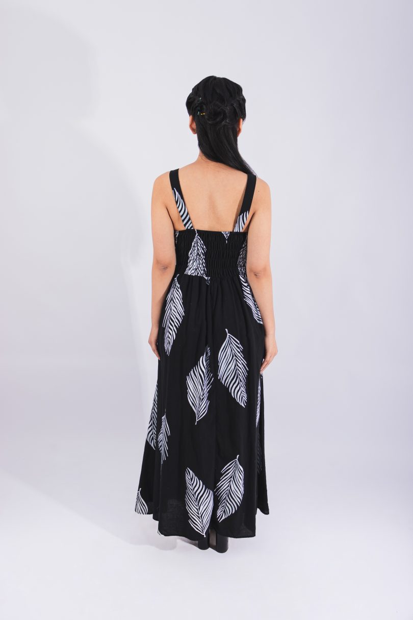 Vestido con detalles de hojas en blanco. Escote en forma de corazón, tirantes gruesos, lazo frontal y abertura en la pierna. Espalda elástica y fruncida garantizando comodidad y ajuste perfecto.